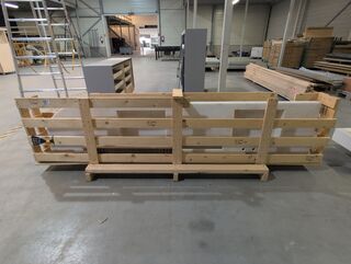 Natuurstenen wastafelblad in transportbok